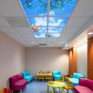 Ontvangst ruimte van een zorg instelling met foto led panelen