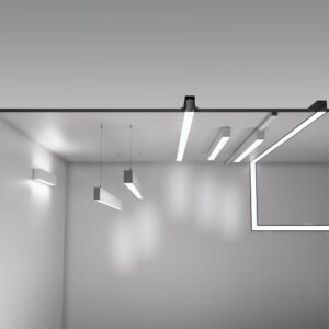 Modulaire PHL lichtlijn met helder daglicht (5000K) voor optimale zichtbaarheid in zorgomgevingen. Leverbaar in verschillende lengtes en volledig aanpasbaar aan jouw ruimte en toepassing.