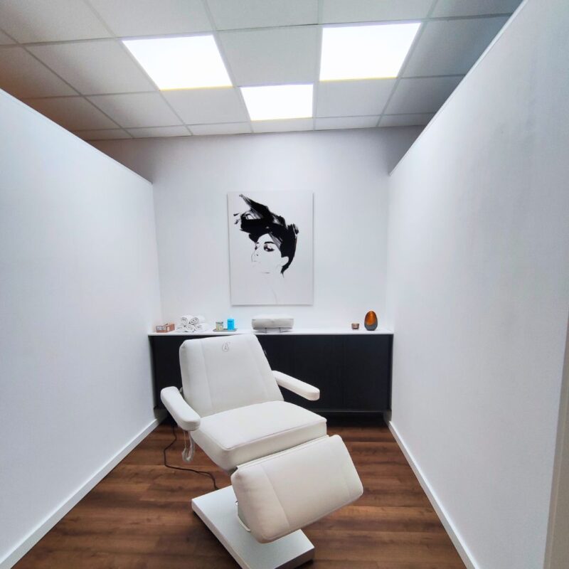 Dentled DL62 daglichtverlichting geïnstalleerd in de huidbehandelkamer van Brazilian Beauty by Ulysses.
