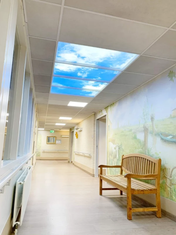 Moderne gang in zorginstelling met Dentled 5000K daglichtverlichting en plafond foto LED-panelen.