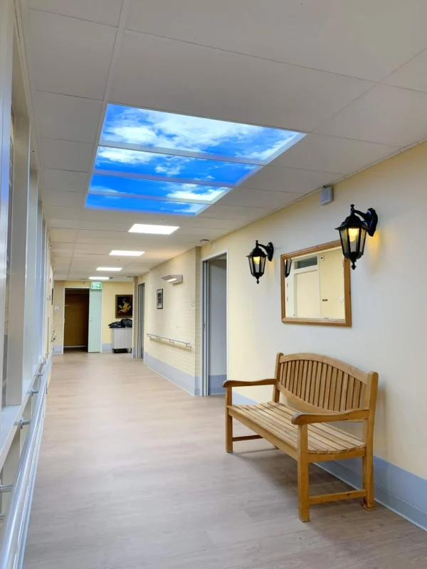 Comfortabele en sfeervolle zorgomgeving met Dentled daglichtpanelen voor bewoners en zorgmedewerkers.